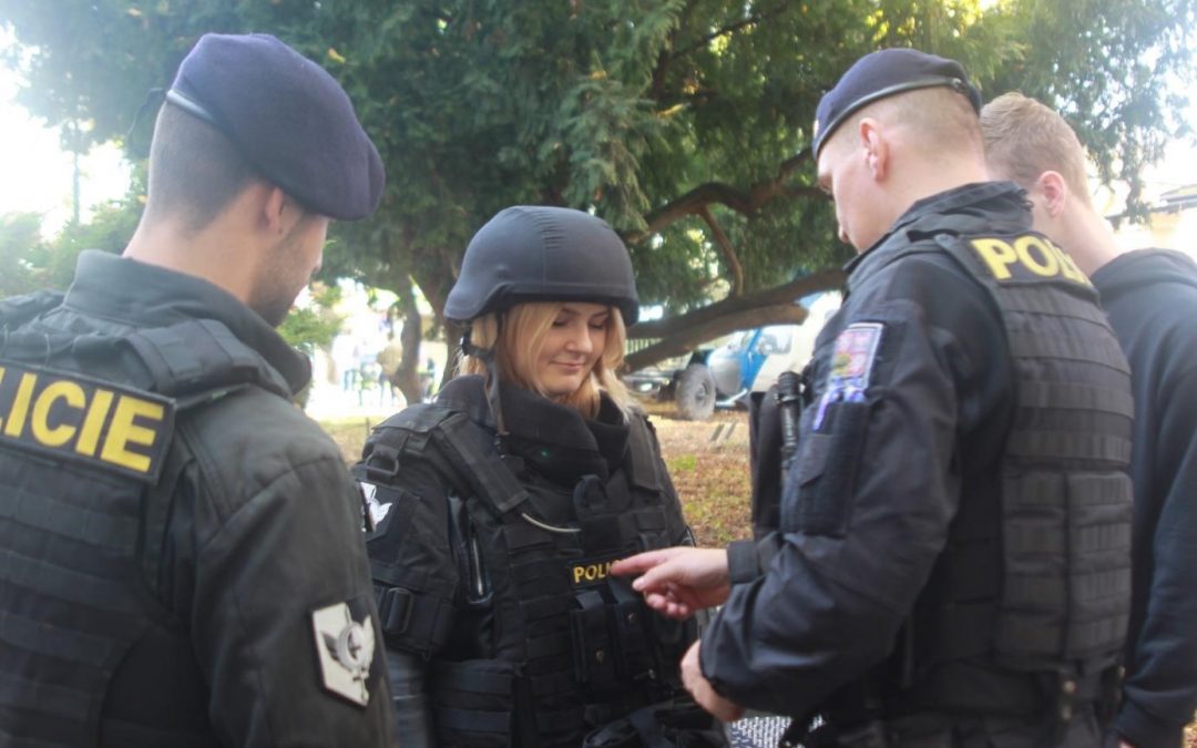 „STAŇTE SE JEDNÍM Z NÁS   – přijďte si vyzkoušet den ve službě pražského policisty“